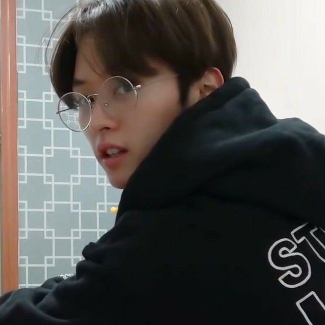 AyatExoYb's tweet photo. I love how good my biases looks  glasses 🤓 ☀_☀

#Sehun
#YanJun
#LeeKnow
#WangYibo https://t.co/LeQjg1XTVk