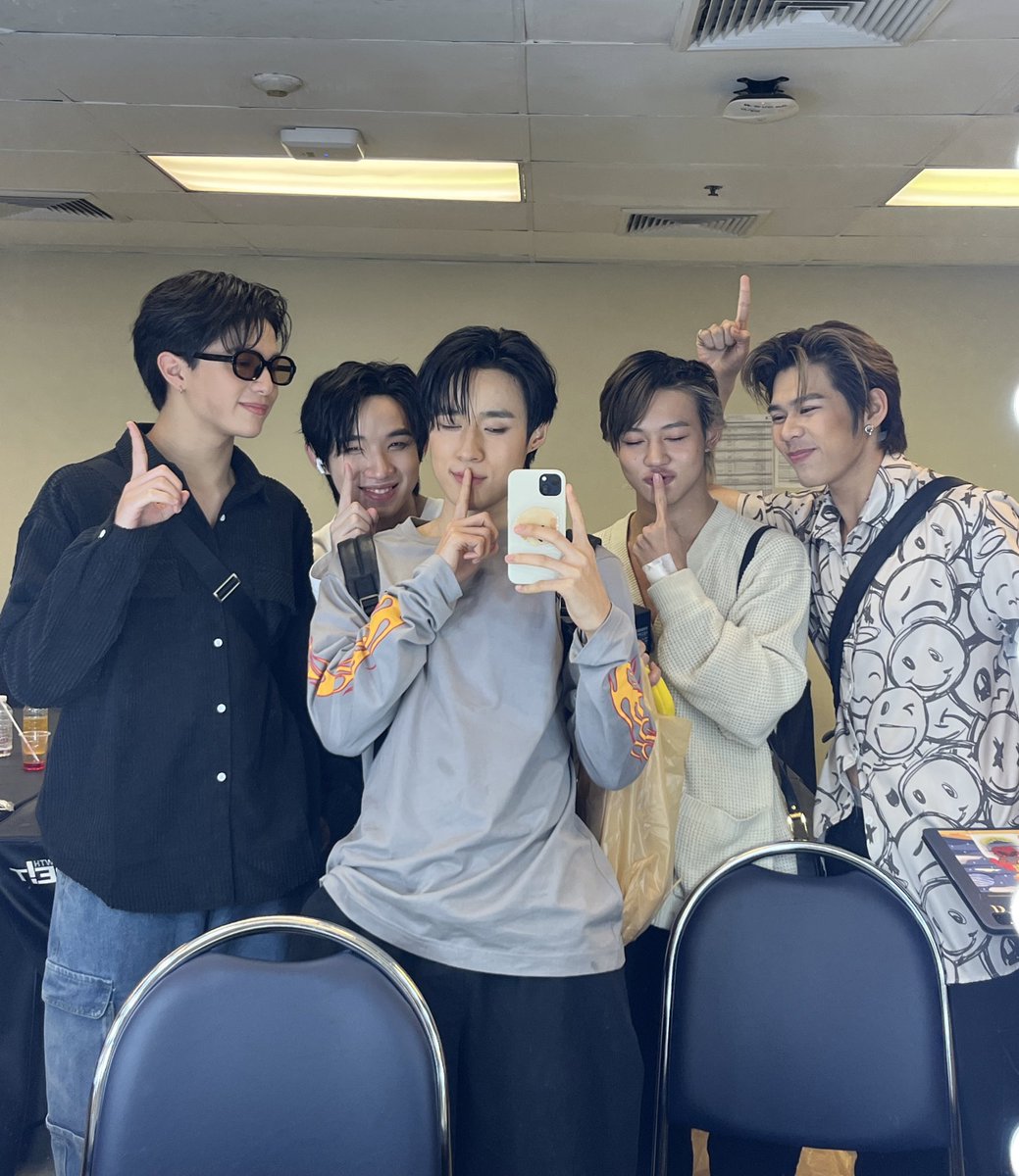 nnutdan's tweet photo. ไลแค่นได้มาวิ่งเล่นที่อิมแพคละะ เย้ย้ย้ย้ เลิฟยูวนะจ้ะน้อนนๆๆทั้งสี่🤏🏻🥺✨
#LYKN #GeminiFourthMyTurnConcertD1 https://t.co/THHJb6vYk3