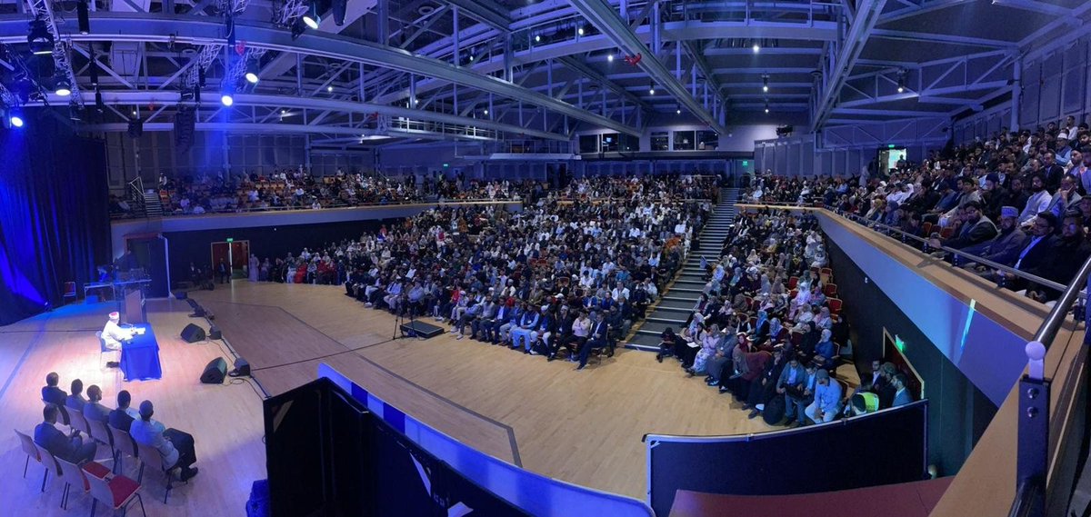 MinhajulQuran's tweet photo. H.E Shaykh-ul-Islam @TahirulQadri  warmly received by participants of Al Hidayah 2023 at the start of His Eminence’s first keynote lecture on the topic “Spiritual Company and Travelling Towards Allah” specifically for this 3-day remarkable event.
#AlHidayahWithDrQadri https://t.co/TUxnkVJc1B