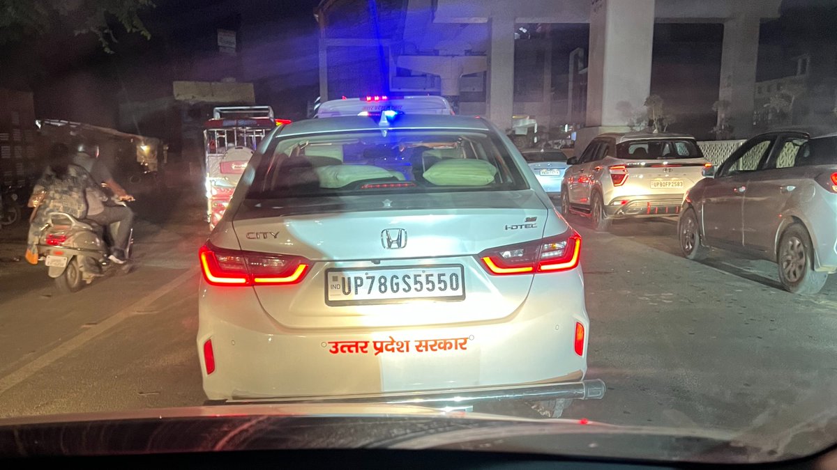 findyourzen_'s tweet photo. I thought VIP culture has ended in India and flashing lights is saved only for Ambulance, Fire Brigade and Police(in action) but then tonight I saw this official driving WITH HIS FAMILY across the streets of Agra at night flashing the reds and blues. Was he supposed to? @UPGovt https://t.co/vhjYoavlcJ