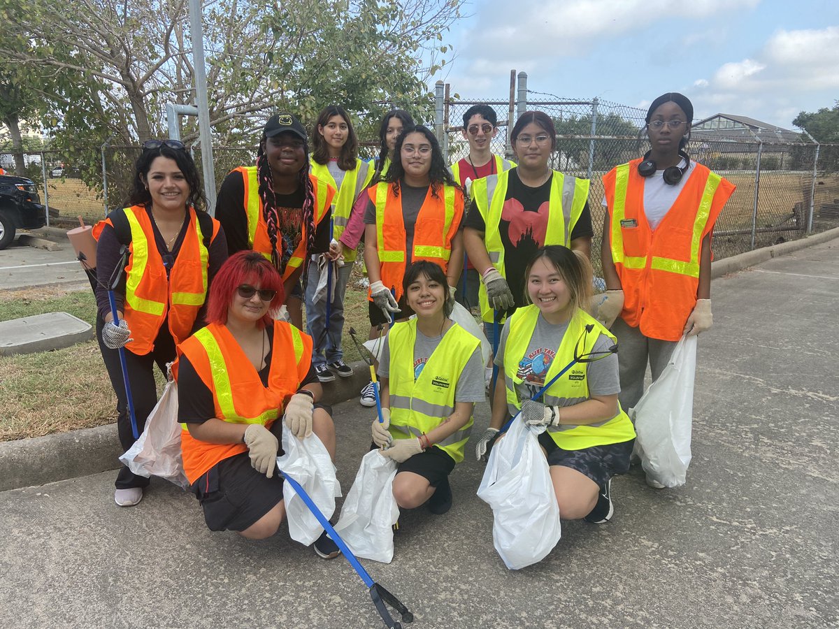 MissCMora's tweet photo. The heat didn’t stop @ATaylorHS staff and students from volunteering at the District J Community clean-up! 🌎Super proud of our TAFE and Orchestra lions! 🦁 @AliefISD @aliefFineArts #OneCleanHouston https://t.co/SOlruAS33m