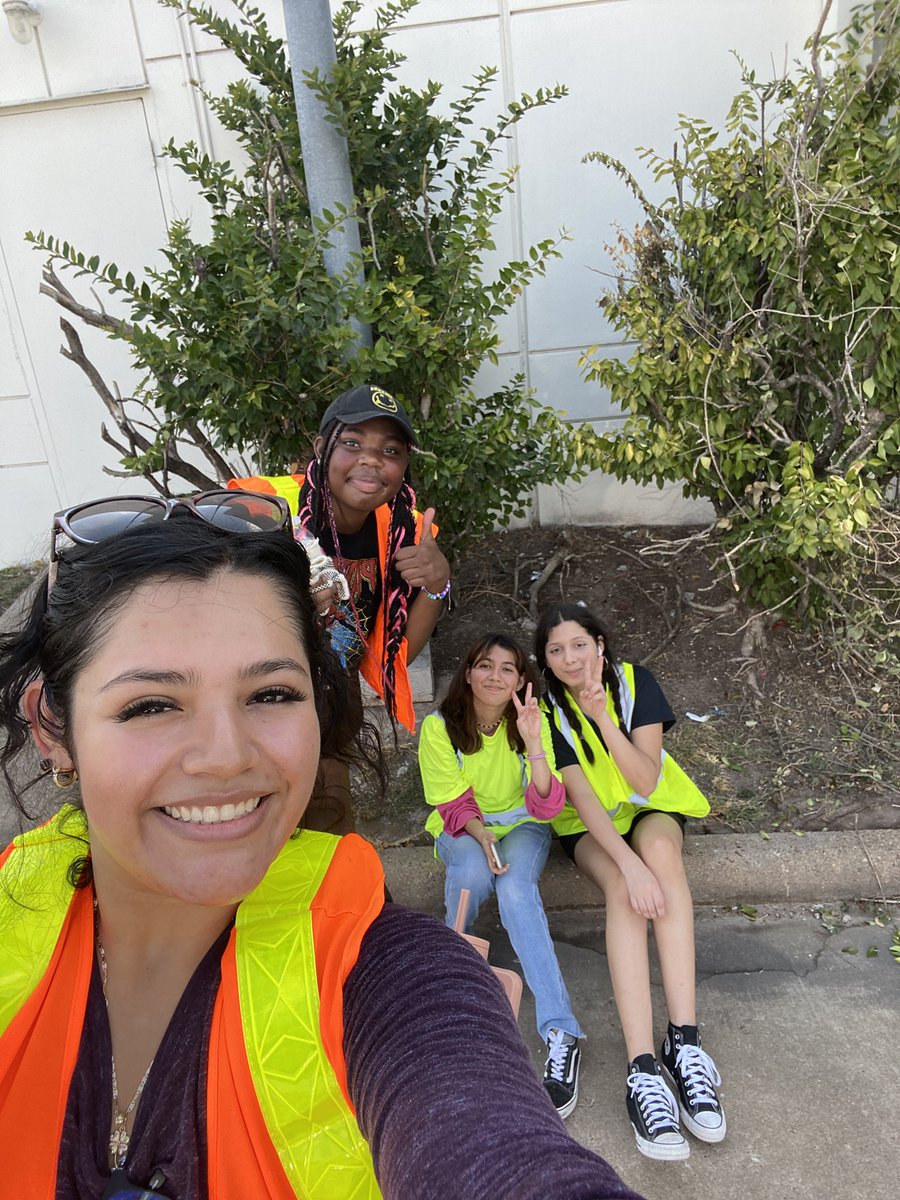 MissCMora's tweet photo. The heat didn’t stop @ATaylorHS staff and students from volunteering at the District J Community clean-up! 🌎Super proud of our TAFE and Orchestra lions! 🦁 @AliefISD @aliefFineArts #OneCleanHouston https://t.co/SOlruAS33m