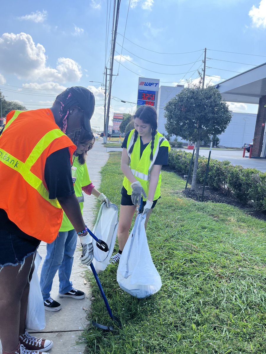 MissCMora's tweet photo. The heat didn’t stop @ATaylorHS staff and students from volunteering at the District J Community clean-up! 🌎Super proud of our TAFE and Orchestra lions! 🦁 @AliefISD @aliefFineArts #OneCleanHouston https://t.co/SOlruAS33m