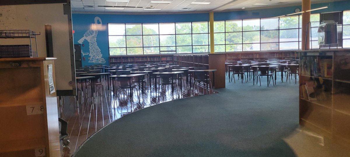 HoustonCVPE's tweet photo. Yesterday, #HISD Central Office staff demanded that NES/A teachers dismantle their classroom libraries

Libraries turned into zoom discipline centers. NOW classrm libraries and comfy reading books called “clutter.” 

Save the children
#NoHISDTakeover https://t.co/4xvbdqc4OP