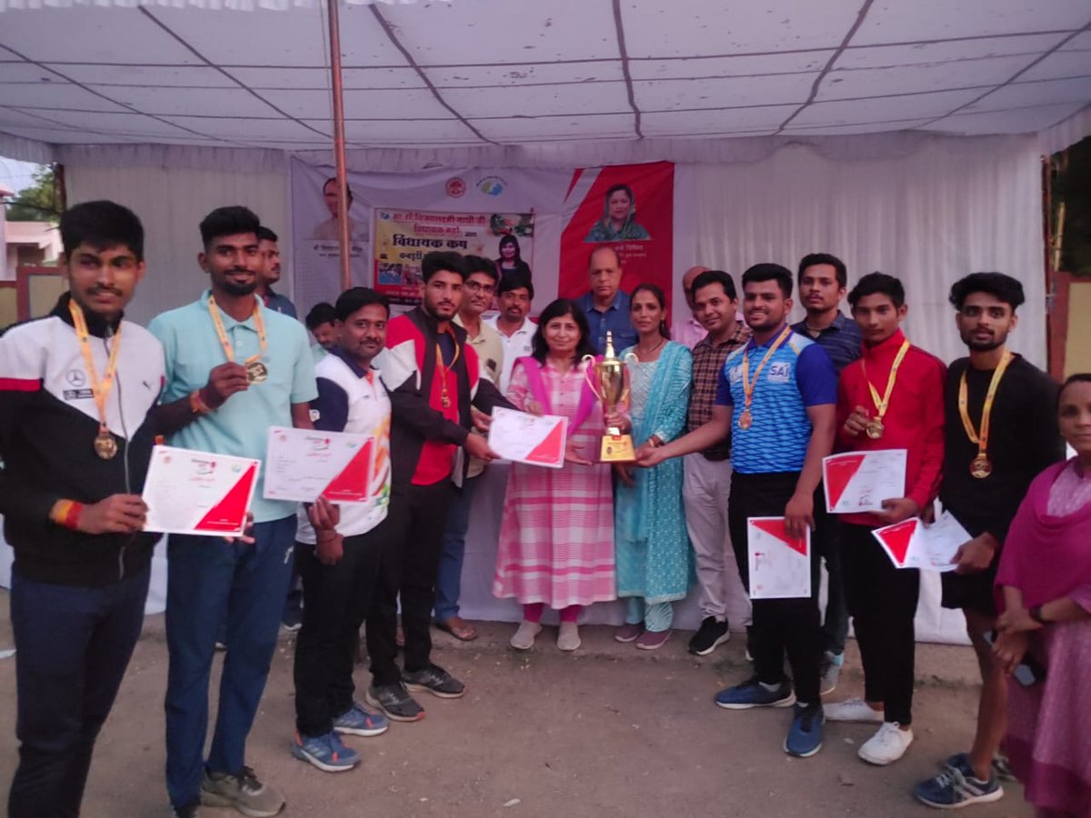 आज महेश्वर में विधायक कप कब्ड्डी प्रतियोगिताके पुरस्कार वितरण कार्यक्रम में शामिल हुई  इस प्रतियोगिता में पूरी विधानसभा की छात्र छात्रोंओ की 25 टीमो ने भाग लिया मेरे द्वारा फाइनल में पहुची टीमो को पुरस्कृत किया !
सभी विजयी खिलाड़ियों को डॉ साधौ जी ने बधाई दी ।
#विधायक_कप_कब्ड्डी