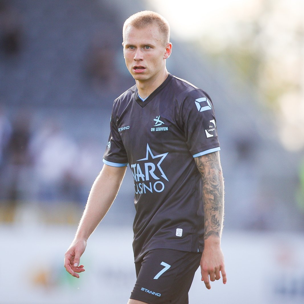 OHLeuven's tweet photo. Kans Thorsteinsson na een diepe bal van Brunes. Verdediger Paeshuyse haalt Jon's bal van de lijn!
38' | 1-0 | #EUPOHL https://t.co/tWuawThOap
