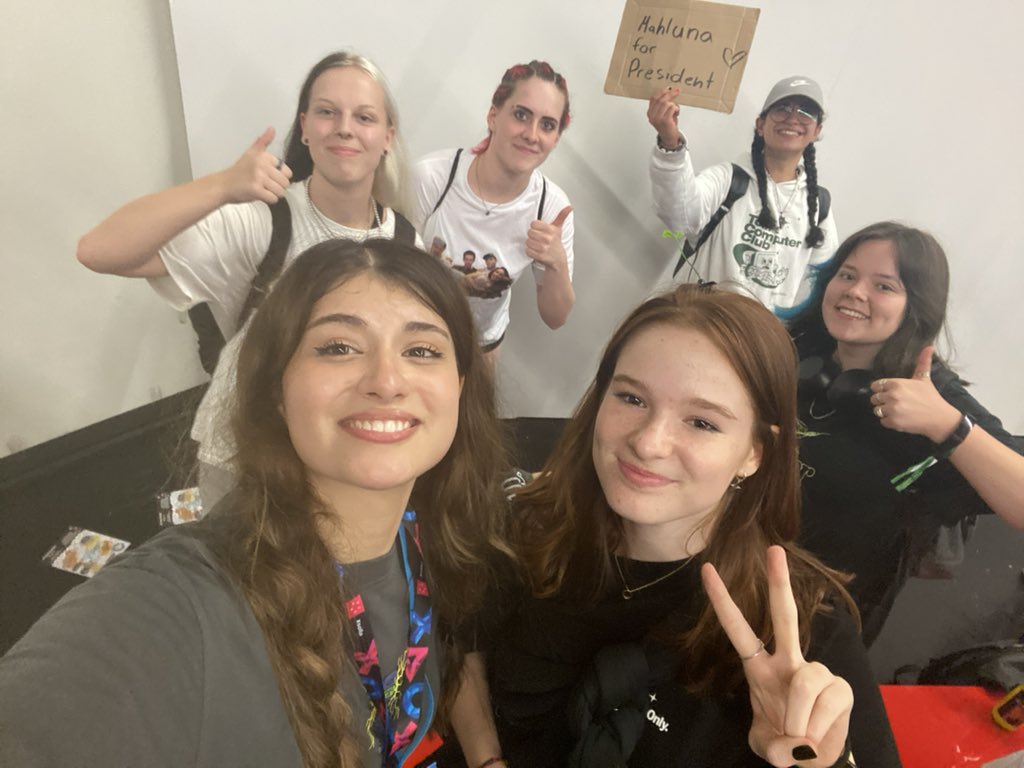 yurncy_'s tweet photo. @itsmahluna so ein süßer und lieber mensch, war toll dich 2 mal getroffen zu haben 🫂 https://t.co/RilCQn5kvx