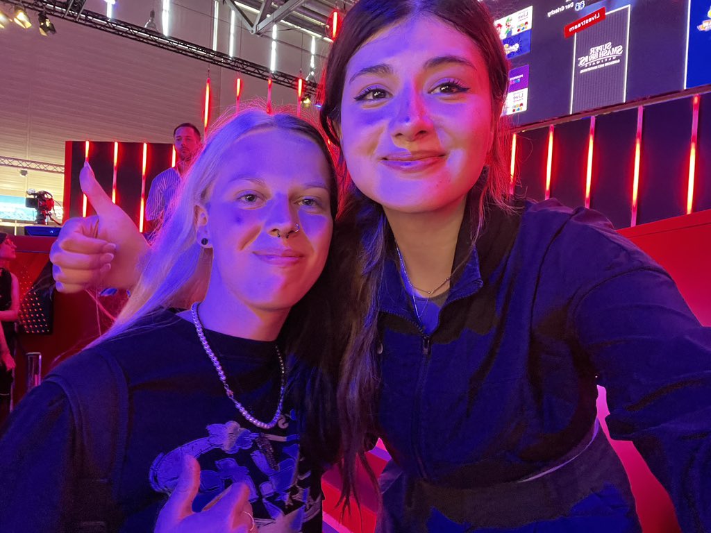 yurncy_'s tweet photo. @itsmahluna so ein süßer und lieber mensch, war toll dich 2 mal getroffen zu haben 🫂 https://t.co/RilCQn5kvx