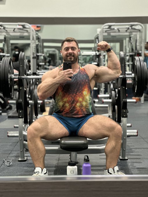 Arm day, legs spread 👅 https://t.co/EjoRq9ArOt