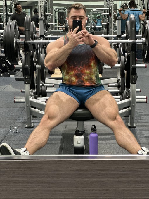 Arm day, legs spread 👅 https://t.co/EjoRq9ArOt