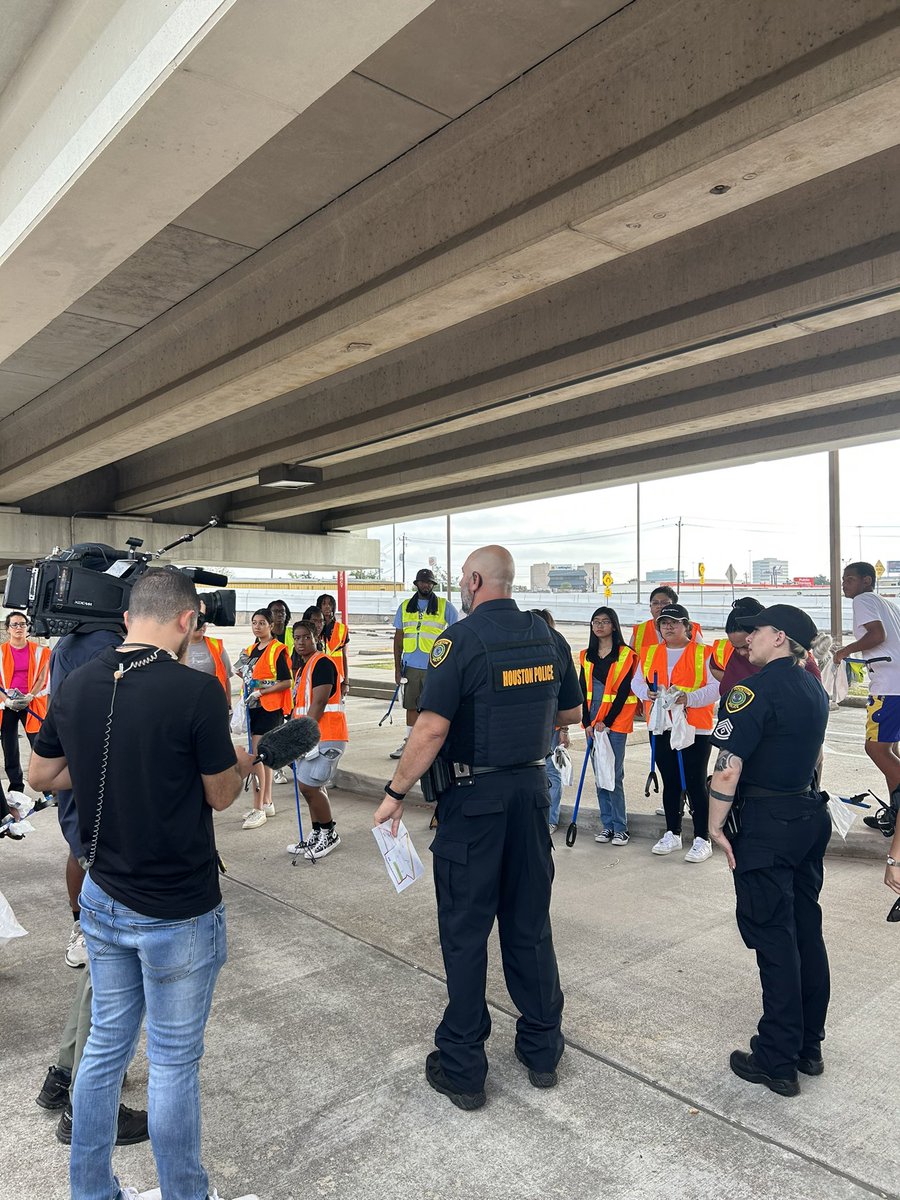 MissAnaGonzalez's tweet photo. Community clean up this morning @HoustonTX ! It was awesome to see everyone helping out the @AliefISD community 🌍 #OneCleanHouston #WeAreAlief #AliefProud https://t.co/EOgaoKrzbb