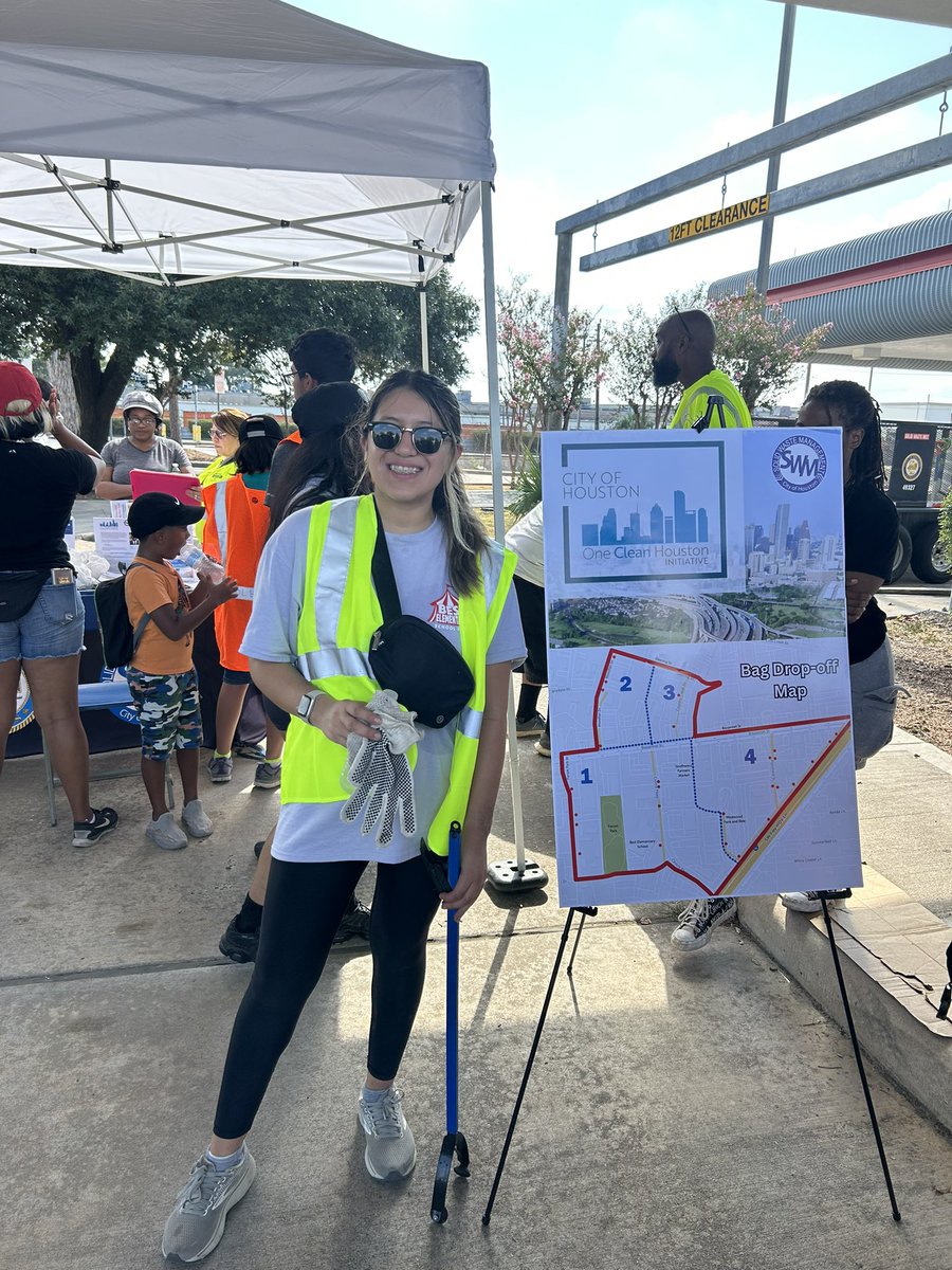 MissAnaGonzalez's tweet photo. Community clean up this morning @HoustonTX ! It was awesome to see everyone helping out the @AliefISD community 🌍 #OneCleanHouston #WeAreAlief #AliefProud https://t.co/EOgaoKrzbb