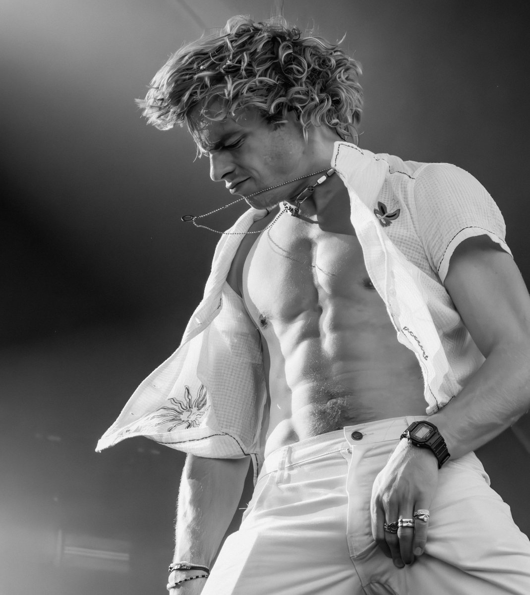 SpuriousMorals's tweet photo. Rock (hard) god! #RossLynch 8K versions here https://t.co/wpNwVmNJfl https://t.co/FH9mCGR06T