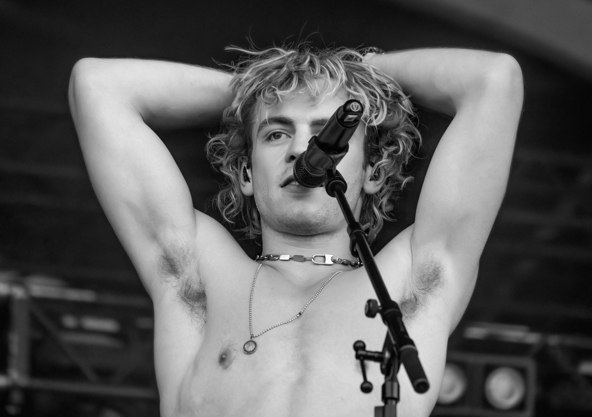 SpuriousMorals's tweet photo. Rock (hard) god! #RossLynch 8K versions here https://t.co/wpNwVmNJfl https://t.co/FH9mCGR06T