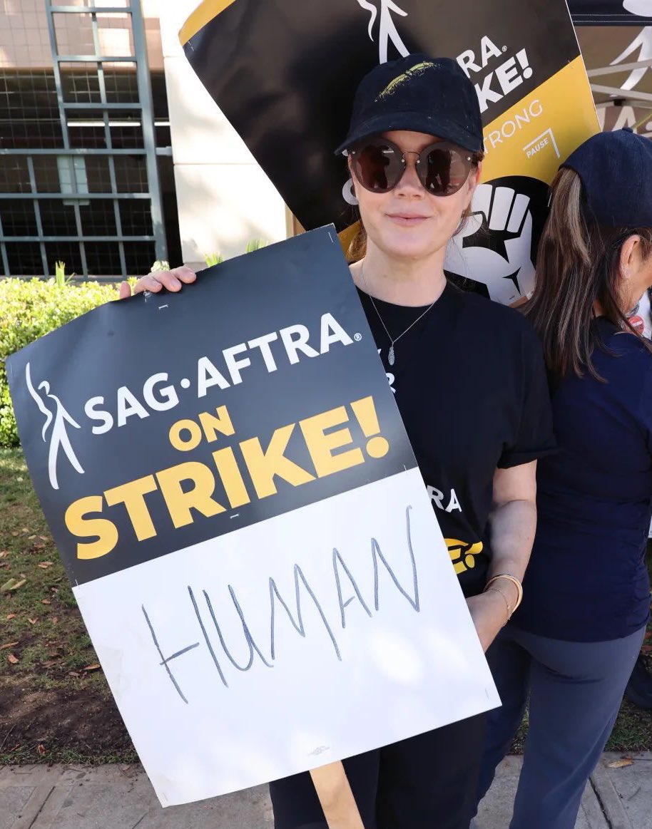 FilmUpdates's tweet photo. Amy Adams references ‘ARRIVAL’ at the SAG-AFTRA strike. https://t.co/z0gIng6YpT