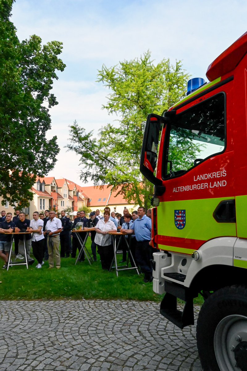 TMIKThueringen's tweet photo. Gestern besuchte Innenminister @GeorgMaier8 den Landkreis Altenburger Land. Hier übergab er zwei Löschgruppenfahrzeuge 20 (#LF20KatS), die bei den Feuerwehren #Ponitz und #Rositz stationiert sind. https://t.co/eFTSKoK2cF