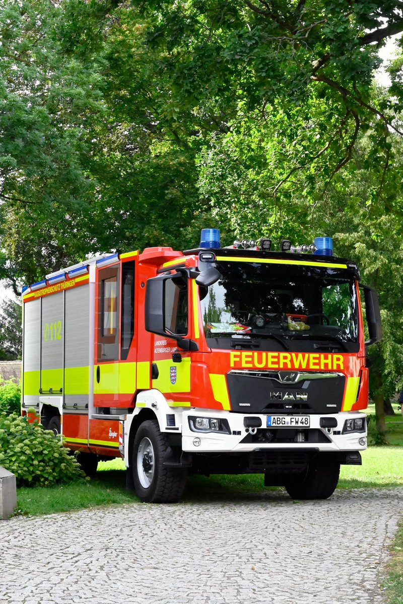 TMIKThueringen's tweet photo. Gestern besuchte Innenminister @GeorgMaier8 den Landkreis Altenburger Land. Hier übergab er zwei Löschgruppenfahrzeuge 20 (#LF20KatS), die bei den Feuerwehren #Ponitz und #Rositz stationiert sind. https://t.co/eFTSKoK2cF