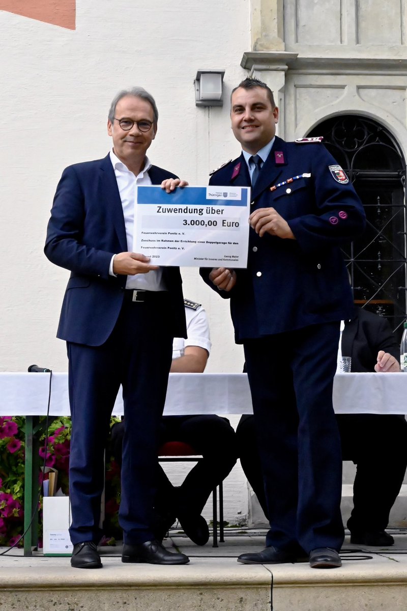 TMIKThueringen's tweet photo. Weiterhin überreichte der Minister zwei #Lottomittelbescheide im Wert von insgesamt 5.000 € an die Feuerwehrvereine aus #Ponitz und #Prößdorf - auch um den Einsatzkräften, die nach der Flutkatastrophe im Ahrtal mit ihrer außergewöhnlichen Hilfe zur Stelle waren, zu danken. https://t.co/2lBCujtxJ4