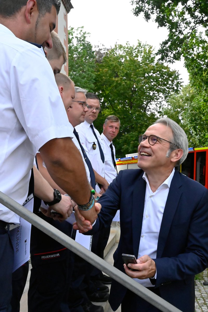 TMIKThueringen's tweet photo. Weiterhin überreichte der Minister zwei #Lottomittelbescheide im Wert von insgesamt 5.000 € an die Feuerwehrvereine aus #Ponitz und #Prößdorf - auch um den Einsatzkräften, die nach der Flutkatastrophe im Ahrtal mit ihrer außergewöhnlichen Hilfe zur Stelle waren, zu danken. https://t.co/2lBCujtxJ4