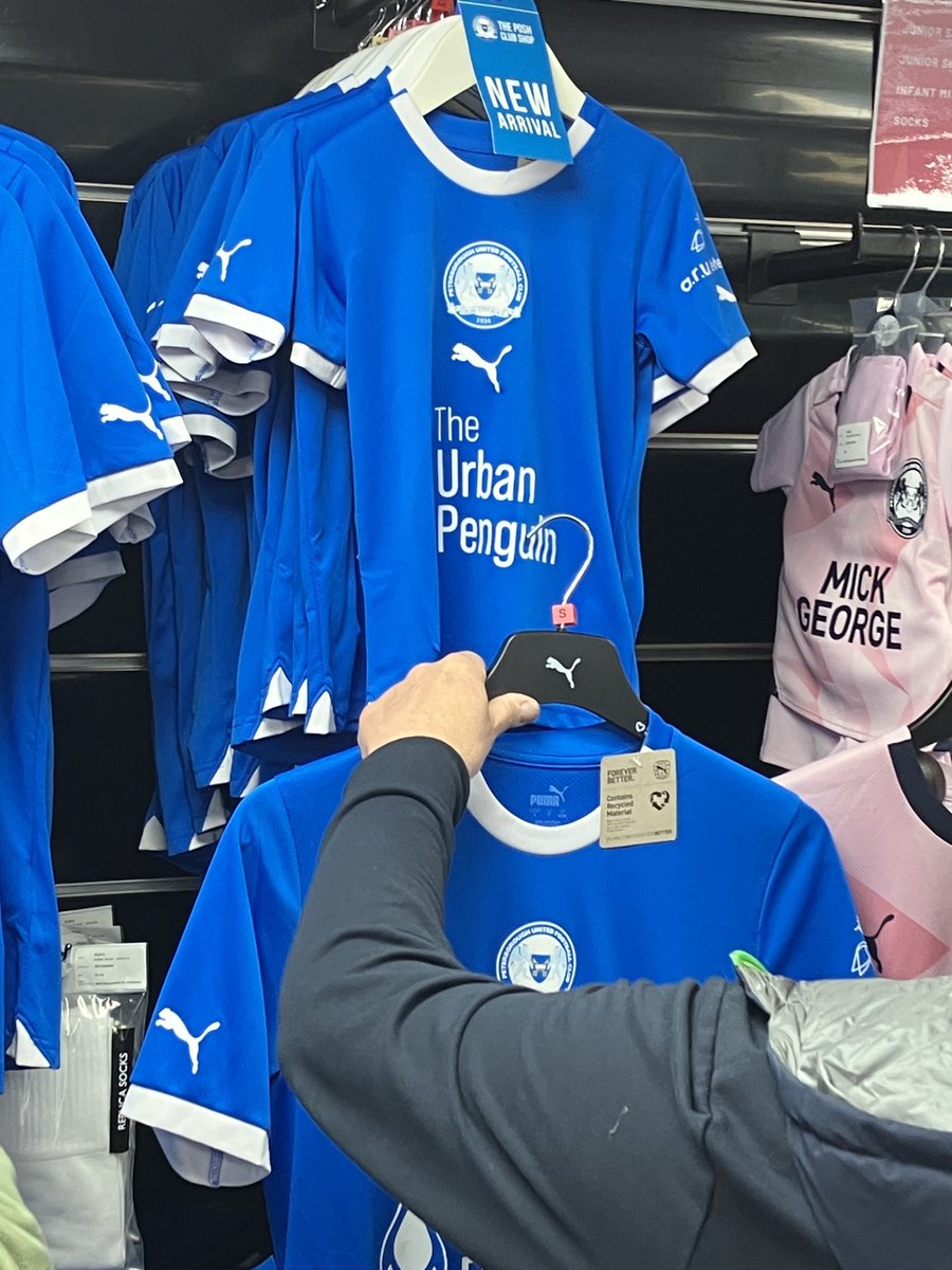 timkirk33's tweet image. Busiest rail in the shop today….! ⁦@theurbanpenguin⁩ ⁦@theposhwomen⁩