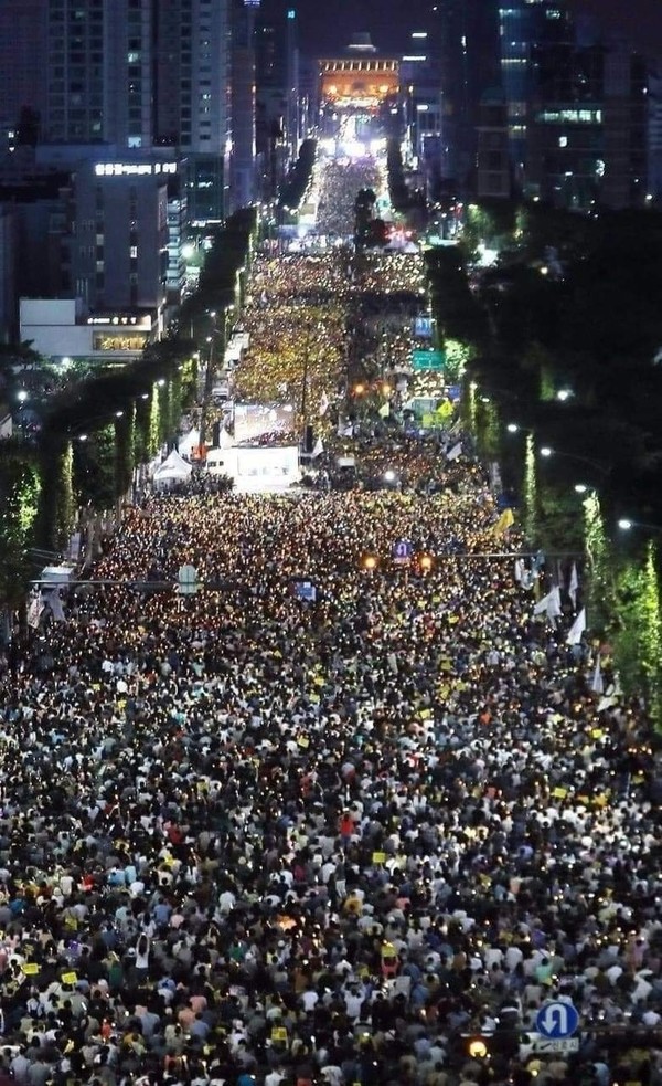 매주 토요일마다 윤석열 대통령 내려오라며 서울 한복판에서 촛불집회가 열리고 있습니다.

취임 초부터 끊임없이 하야를 요구받는 대통령이 여지껏 있었는지 궁금합니다.

정부여당은 기회만 나면 자화자찬인데, 토요일 촛불집회는 어떻게 생각하십니까?

이것도 공산주의 선동입니까?