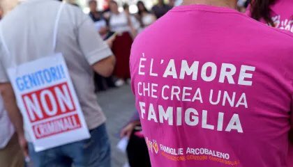 lesbocine's tweet photo. Um retrocesso enorme está acontecendo na cidade de Pádua na Itália, mães lésbicas estão sendo removidas de certidões de nascimento.

De acordo com nova lei assinada pelo governo da primeira-ministra italiana Giorgia Meloni, crianças que tenham sido fruto de inseminação artificial só terão a filiação da mãe que engravidou reconhecida.