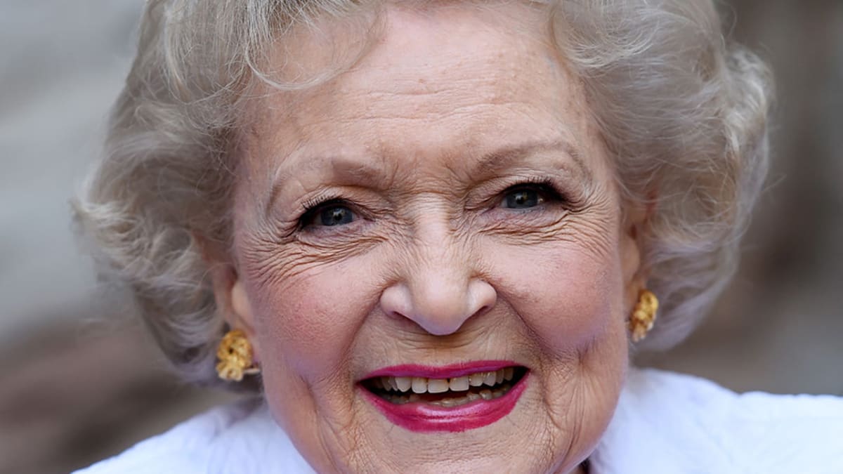 NielsenChrissi's tweet photo. We lost Bob Barker less than 4 months before his 100th birthday 

We lost Betty White 3 weeks before her 100th birthday 

So close to huge milestones. Both left us at 99 years old. 

Both icons and legends forever 

#BobBarker #BettyWhite https://t.co/egQnCPUAh4