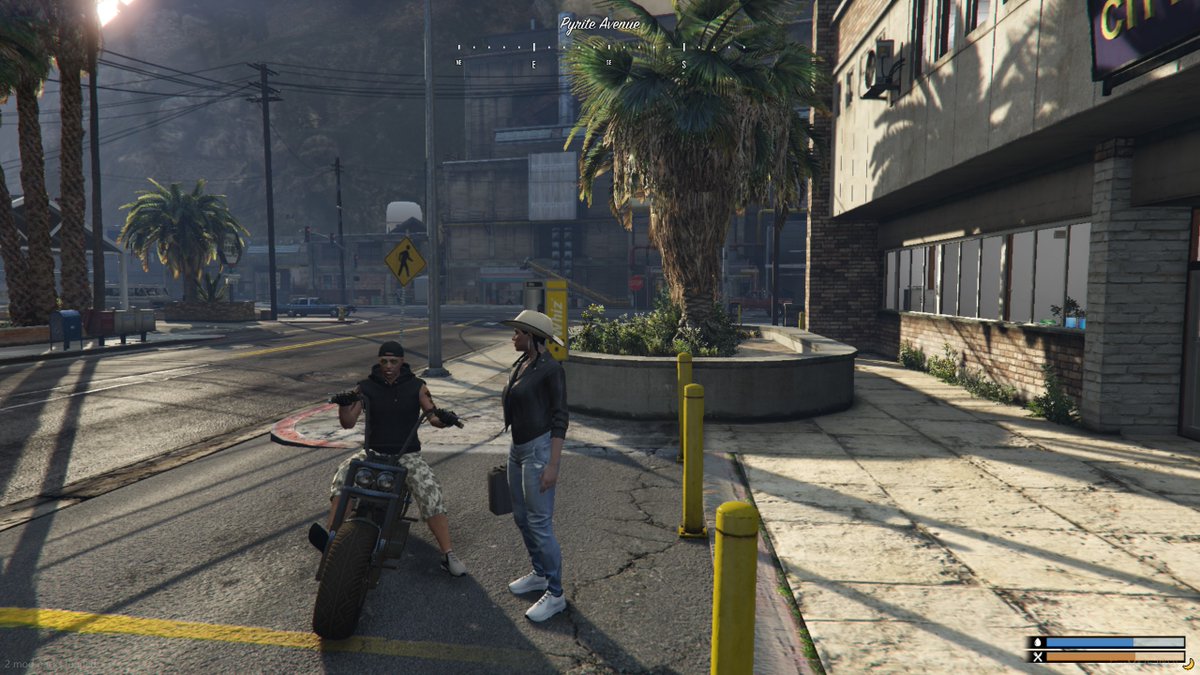 Bluelyne2's tweet image. 21 juin c'est l'été! David m'emmène en balade en moto "Tu veux aller où Amanda?" "Au phare" On discute des bons moments passés et de ce qui nous manque parfois! On descend en ville "T'as encore ton masque Amanda?" "Oui on fait une supérette?" 😂 "T'es vraiment mon bro David" 💙