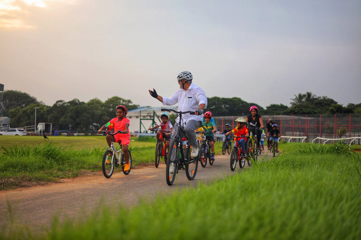 Wow Ajith sir cycling with kids!!😻💥

Pic: Mahveer | @ajithFC | #AK #Ajith #Ajithkumar | #VidaaMuyarchi |
