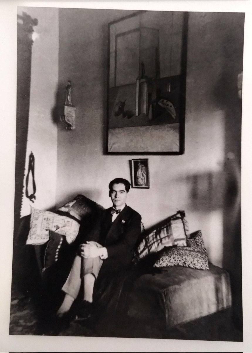 MuseoVigilante's tweet photo. Federico García Lorca con el cuadro "Naturaleza Muerta" que le regaló Salvador Dalí
1925 https://t.co/7hufD3pZF2