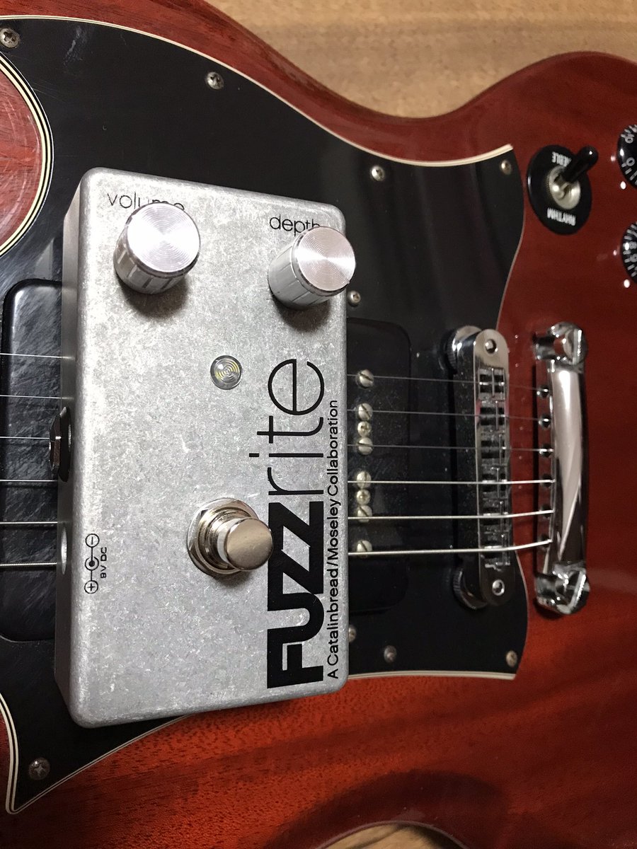 motel1967's tweet photo. 嗚呼。。。
歪沼。。。
ギター弾き魂。。。
迷える仔羊ょ。。。
#mosrite
#fuzzrite
#シリコントランジスタファズ
#電池蓋に当たって閉まらず https://t.co/JDu9D2yX2L
