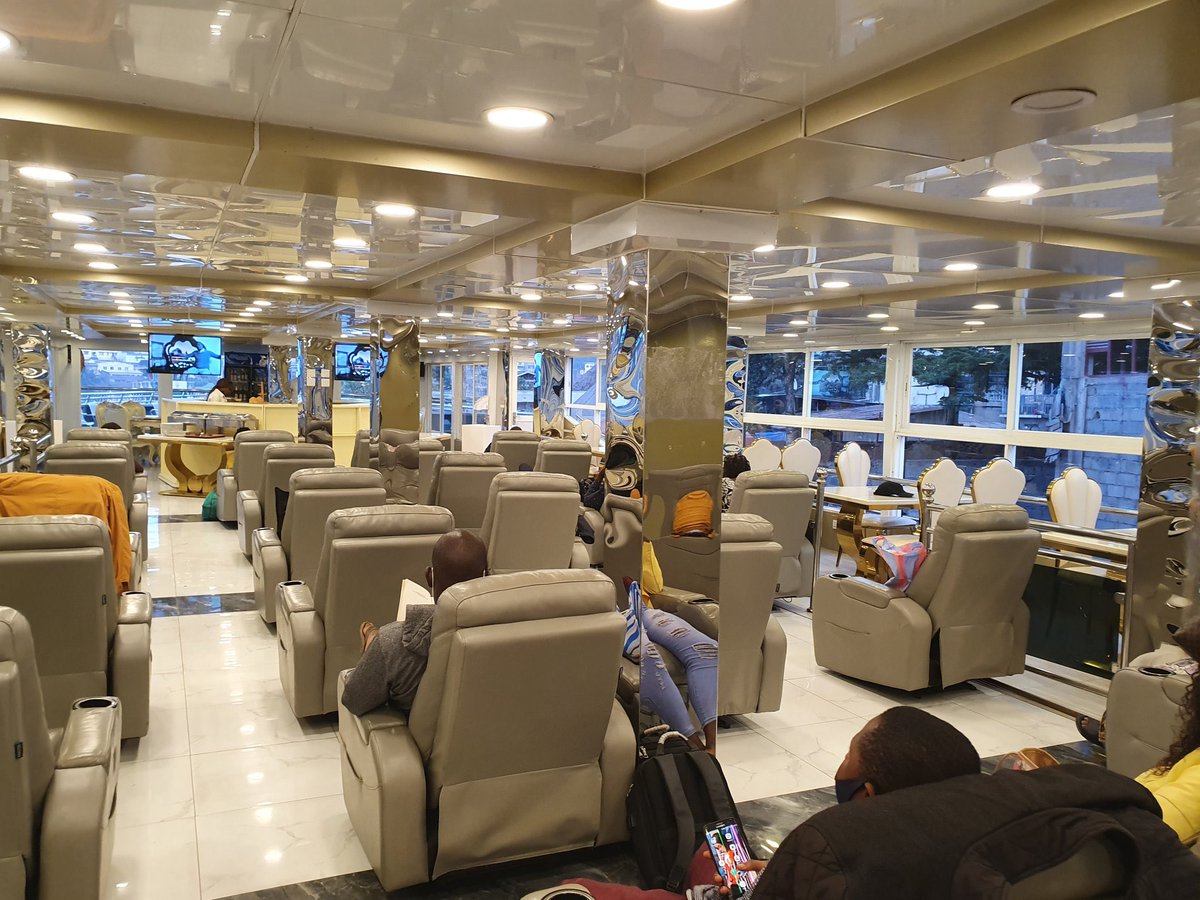 CongoView's tweet image. #KaribuCongo: Reliant les villes #Goma - #Bukavu et construit sur le chantier naval de #Kituku à l’ouest de la ville de Goma par des Congolais, le bateau #Emmanuel 4 est qualifié par les voyageurs d’hôtel 5 toile flottant.