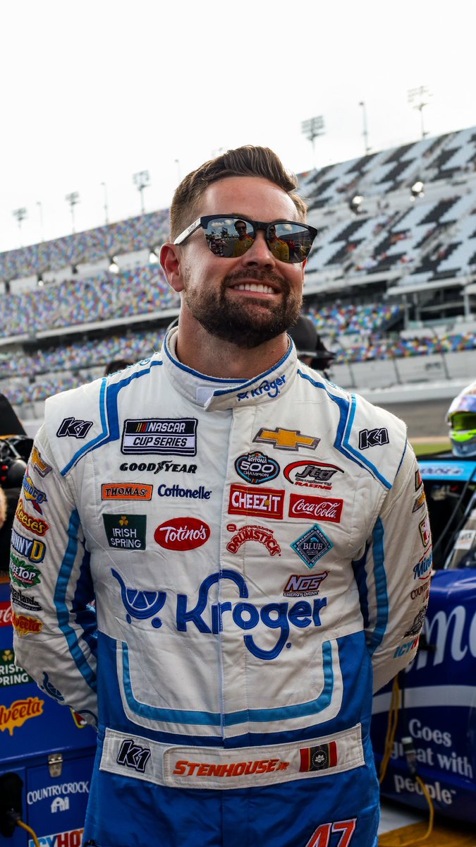 StenhouseJr's tweet photo. Back like we never left 😎

#StenhouseJr #Daytona https://t.co/XGl44QZkVz
