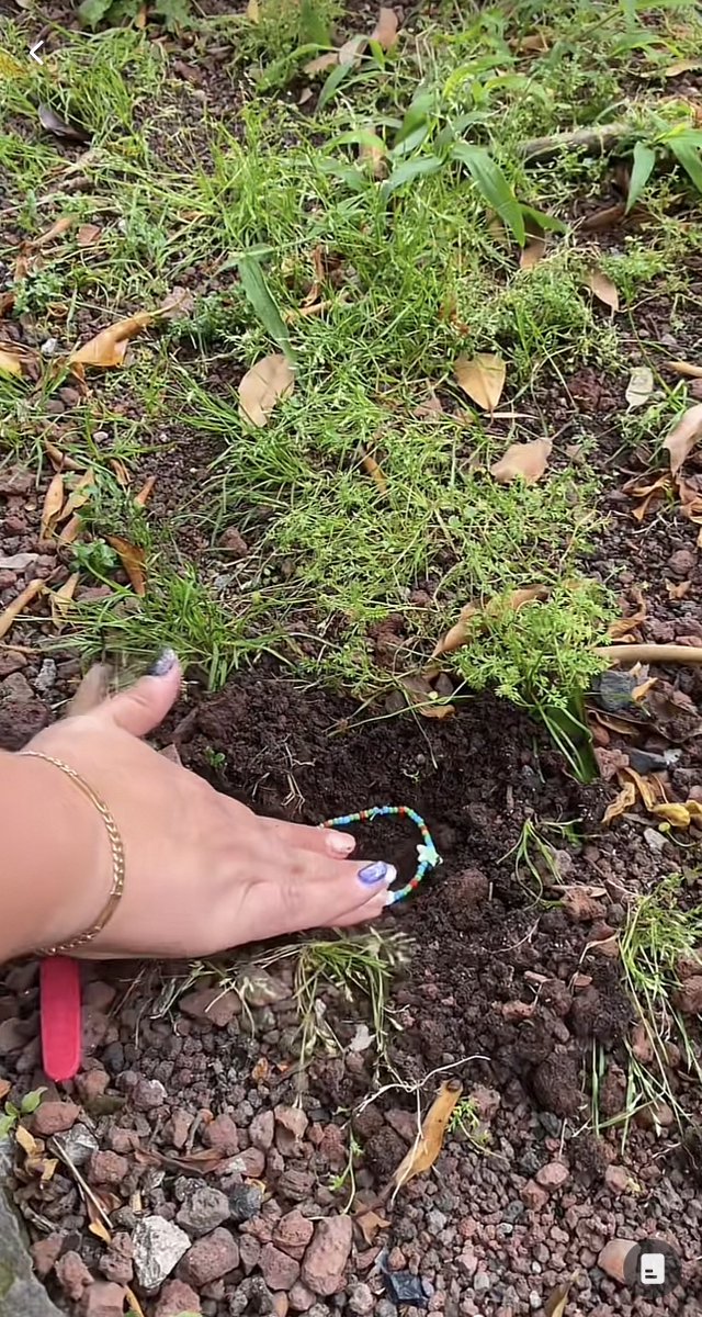 LaTayMexicana's tweet photo. Los swifties yendo a dejarle friendship bracelets a Tlaloc para que no nos lloviera en el Foro Sol es lo mejor que verán hoy. https://t.co/dJLC7mSgPy