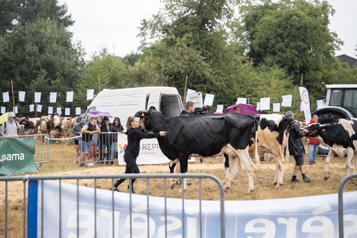 JPBARBIERISERE's tweet image. Présent au comice agricole de Châbons. Une traditionnelle rencontre qui permet de communiquer le savoir-faire et les valeurs d’une profession que nous défendons sans ambiguïté au @CDIsere.