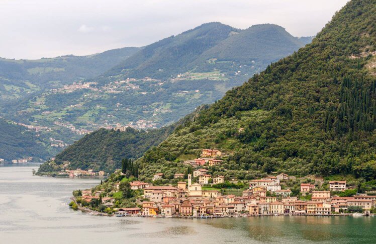 Imagine a #romantic #lake far from mass tourism, an hidden #gem💎, with at its centre a mountainous island, the highest of this kind in Europe, surrounded by two little enchanting islets. 🥰 This is LAKE ISEO, in northern #Italy with its picturesque villages close to the #Alps