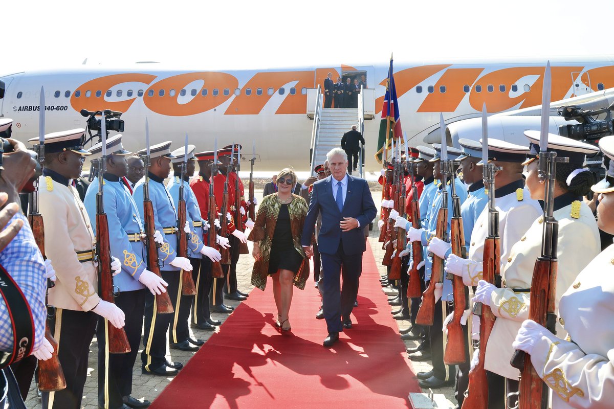 Llega a Namibia el Presidente de #Cuba. Entre nuestros pueblos la hermandad es histórica ligada a la lucha contra el colonialismo y el capitalismo.
#EducaciónIsldeLaJuventud <a href="/CubaMined/">MINED</a>
#IslaDeLaJuventud
#DiazCanelEnAfrica