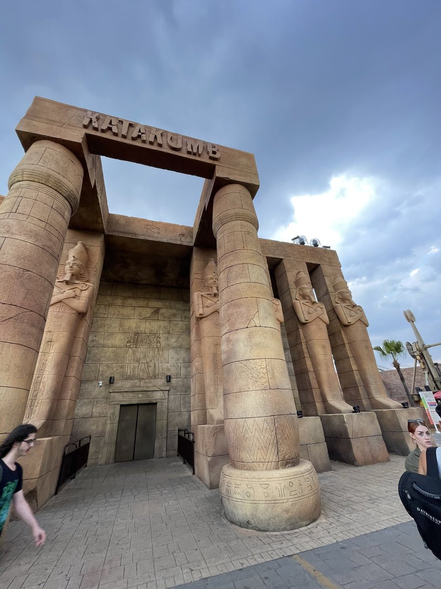 erickneeto's tweet photo. Alguem sabe quanto tempo passaram pra construir o katakumb do hopi hari? Mdsss que estrutura lindaaaa! Fiquei tao impressionado com a beleza do lugar que nem tive medo dos monstros quando estava dentro kkkkkkk https://t.co/onqrphVlzm