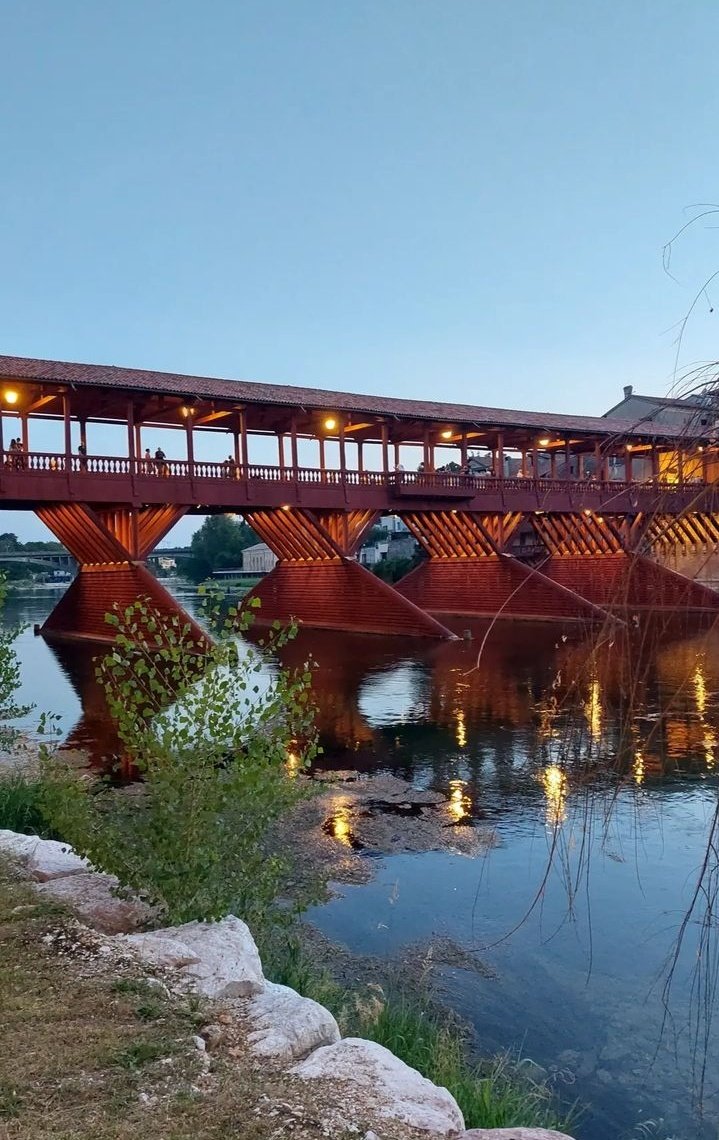 Il nostro ponte vecchio non delude mai! Vi auguriamo una splendida serata✨️
Grazie a Giada per lo scatto🤩
#visitbassano #visitveneto #bassanodelgrappa #pontevecchio #pontedeglialpini #borghitalia #borghipiubelliditalia #nardini #summer #borghiveneti #bassanodascoprire