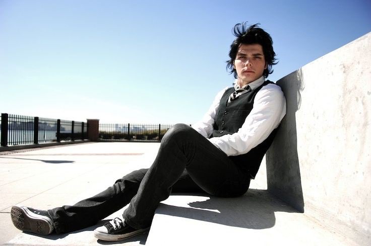 Gerard Way in this outfit is life