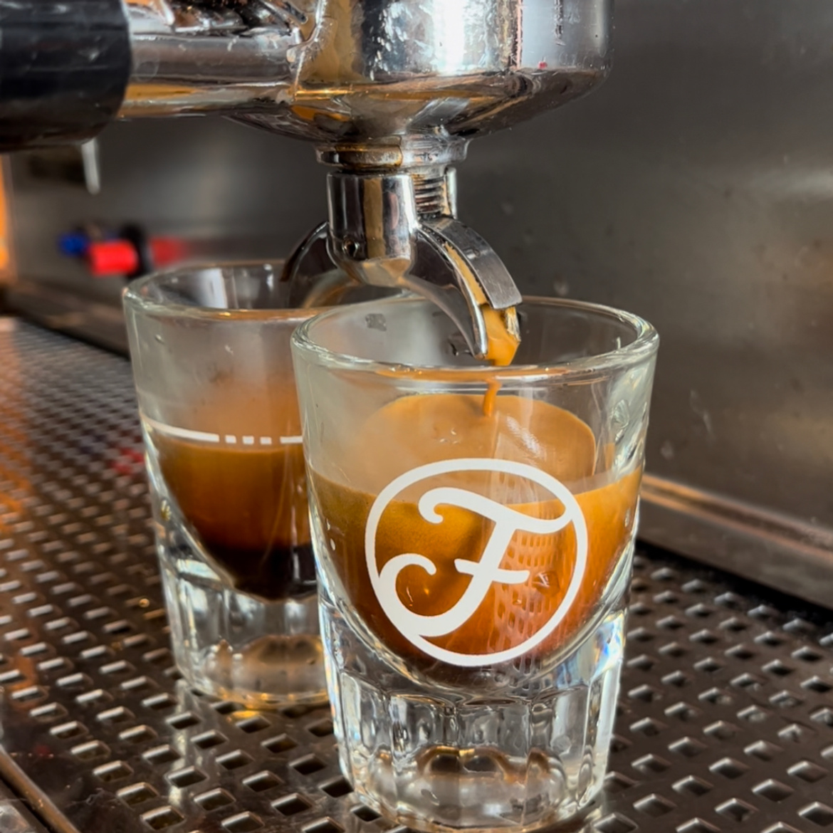 Fidalgocoffee's tweet photo. Cheers to weekends in the summer and perfect espresso shots. 🌞 today's coffee of choice: Fidalgo Gold. #weekendvibes #happysaturday https://t.co/UDgvdog5UE