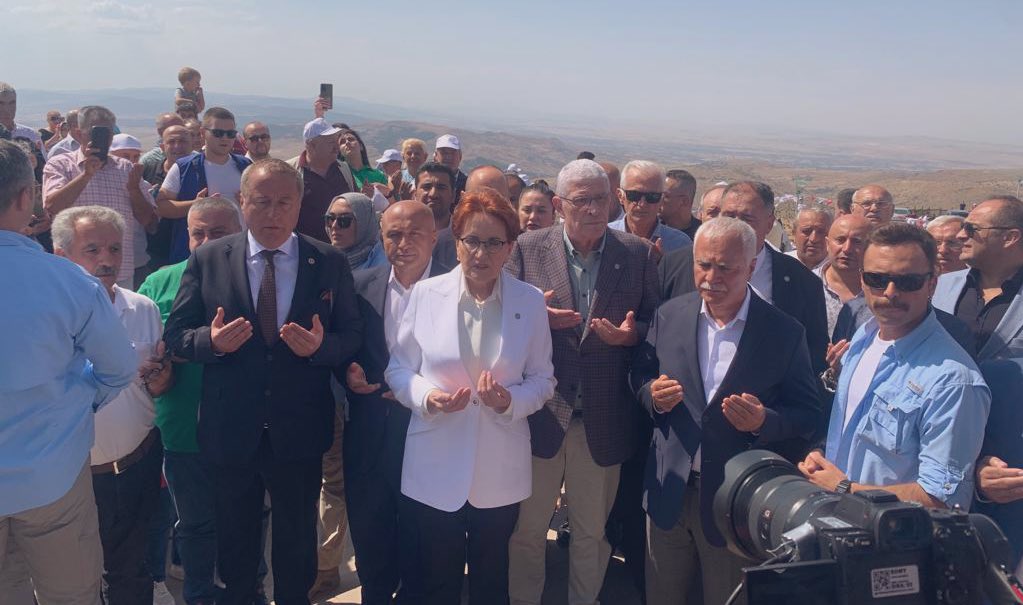 korayaydintr's tweet photo. Rotamız Net, Pusulamız Millet diyerek ortaya koyduğumuz #HürveMilli siyaset ülkümüzü, Büyük Taarruz’un başladığı topraklardan Genel Başkanımız Sayın @meral_aksener Hanımefendinin liderliğinde ilan ettik. 

#MalazgirtZaferi’mizin 952., #BüyükTaarruz’un 101. yıl dönümünde İYİ Parti ailesinin coşkusuyla #Kocatepe’den Türk milletinin isteklerinin ve değerlerinin dışında siyaset olmayacağı mesajını açık ve net bir şekilde verdik. 

Genel Başkanımızın da dediği gibi: 

“Hür ve millî siyaset anlayışımız gereği, gizli gündemleri olan,
kendi menfaatleri için, bizim sırtımızda kurban kesen,
şahsi hayallerini ve kariyerlerini önceleyen, mevcut güç ve siyasal ilişkilerine, destek arayan, marjinal ve bölücü yapılarla yakınlaşan, hiç kimseyle, herhangi bir işbirliği yapmayacağız.”

Gazi #MustafaKemalAtatürk’e düşman olanlara, 
Cumhuriyet değerlerimizi hiçe sayanlara,
Demokrasimizle meselesi olanlara,
Mesela bu yolda;
“#TÜRK” demekten korkanlara,
Andımızdan rahatsız olanlara,
Anayasamızın, ilk 4 maddesiyle sorunu olanlara,
HAYIR diyeceğiz!

Yine Genel Başkanımızın dediği gibi: “Ya bir yol bulacağız, ya da bir yol açacağız. Ya doğru rüzgârı yakalayacağız. Ya da biz, o rüzgarın ta kendisi olacağız.”

Allah bu kutlu yolda bizleri muvaffak etsin!