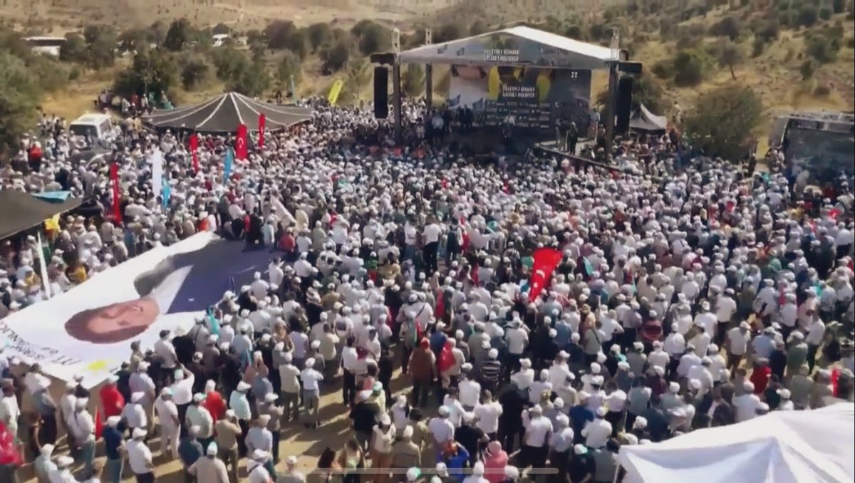 korayaydintr's tweet photo. Rotamız Net, Pusulamız Millet diyerek ortaya koyduğumuz #HürveMilli siyaset ülkümüzü, Büyük Taarruz’un başladığı topraklardan Genel Başkanımız Sayın @meral_aksener Hanımefendinin liderliğinde ilan ettik. 

#MalazgirtZaferi’mizin 952., #BüyükTaarruz’un 101. yıl dönümünde İYİ Parti ailesinin coşkusuyla #Kocatepe’den Türk milletinin isteklerinin ve değerlerinin dışında siyaset olmayacağı mesajını açık ve net bir şekilde verdik. 

Genel Başkanımızın da dediği gibi: 

“Hür ve millî siyaset anlayışımız gereği, gizli gündemleri olan,
kendi menfaatleri için, bizim sırtımızda kurban kesen,
şahsi hayallerini ve kariyerlerini önceleyen, mevcut güç ve siyasal ilişkilerine, destek arayan, marjinal ve bölücü yapılarla yakınlaşan, hiç kimseyle, herhangi bir işbirliği yapmayacağız.”

Gazi #MustafaKemalAtatürk’e düşman olanlara, 
Cumhuriyet değerlerimizi hiçe sayanlara,
Demokrasimizle meselesi olanlara,
Mesela bu yolda;
“#TÜRK” demekten korkanlara,
Andımızdan rahatsız olanlara,
Anayasamızın, ilk 4 maddesiyle sorunu olanlara,
HAYIR diyeceğiz!

Yine Genel Başkanımızın dediği gibi: “Ya bir yol bulacağız, ya da bir yol açacağız. Ya doğru rüzgârı yakalayacağız. Ya da biz, o rüzgarın ta kendisi olacağız.”

Allah bu kutlu yolda bizleri muvaffak etsin!