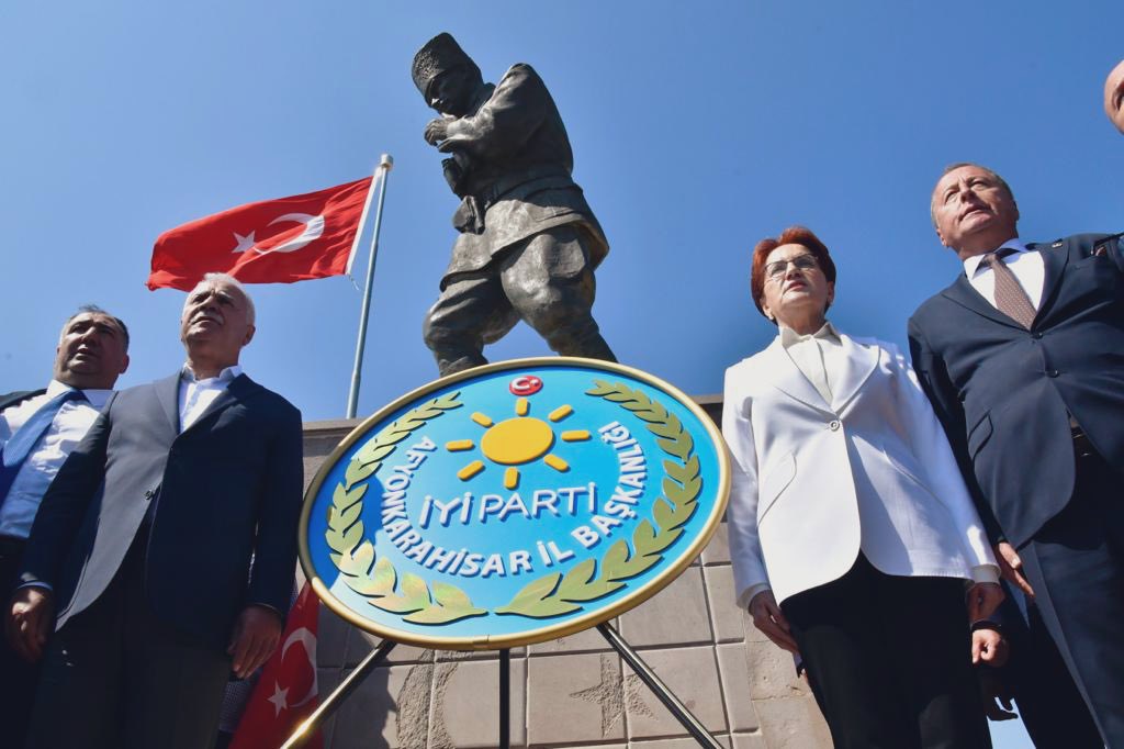 korayaydintr's tweet photo. Rotamız Net, Pusulamız Millet diyerek ortaya koyduğumuz #HürveMilli siyaset ülkümüzü, Büyük Taarruz’un başladığı topraklardan Genel Başkanımız Sayın @meral_aksener Hanımefendinin liderliğinde ilan ettik. 

#MalazgirtZaferi’mizin 952., #BüyükTaarruz’un 101. yıl dönümünde İYİ Parti ailesinin coşkusuyla #Kocatepe’den Türk milletinin isteklerinin ve değerlerinin dışında siyaset olmayacağı mesajını açık ve net bir şekilde verdik. 

Genel Başkanımızın da dediği gibi: 

“Hür ve millî siyaset anlayışımız gereği, gizli gündemleri olan,
kendi menfaatleri için, bizim sırtımızda kurban kesen,
şahsi hayallerini ve kariyerlerini önceleyen, mevcut güç ve siyasal ilişkilerine, destek arayan, marjinal ve bölücü yapılarla yakınlaşan, hiç kimseyle, herhangi bir işbirliği yapmayacağız.”

Gazi #MustafaKemalAtatürk’e düşman olanlara, 
Cumhuriyet değerlerimizi hiçe sayanlara,
Demokrasimizle meselesi olanlara,
Mesela bu yolda;
“#TÜRK” demekten korkanlara,
Andımızdan rahatsız olanlara,
Anayasamızın, ilk 4 maddesiyle sorunu olanlara,
HAYIR diyeceğiz!

Yine Genel Başkanımızın dediği gibi: “Ya bir yol bulacağız, ya da bir yol açacağız. Ya doğru rüzgârı yakalayacağız. Ya da biz, o rüzgarın ta kendisi olacağız.”

Allah bu kutlu yolda bizleri muvaffak etsin!
