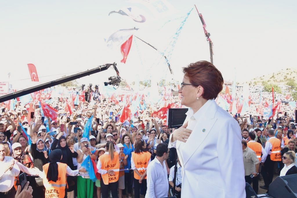 korayaydintr's tweet photo. Rotamız Net, Pusulamız Millet diyerek ortaya koyduğumuz #HürveMilli siyaset ülkümüzü, Büyük Taarruz’un başladığı topraklardan Genel Başkanımız Sayın @meral_aksener Hanımefendinin liderliğinde ilan ettik. 

#MalazgirtZaferi’mizin 952., #BüyükTaarruz’un 101. yıl dönümünde İYİ Parti ailesinin coşkusuyla #Kocatepe’den Türk milletinin isteklerinin ve değerlerinin dışında siyaset olmayacağı mesajını açık ve net bir şekilde verdik. 

Genel Başkanımızın da dediği gibi: 

“Hür ve millî siyaset anlayışımız gereği, gizli gündemleri olan,
kendi menfaatleri için, bizim sırtımızda kurban kesen,
şahsi hayallerini ve kariyerlerini önceleyen, mevcut güç ve siyasal ilişkilerine, destek arayan, marjinal ve bölücü yapılarla yakınlaşan, hiç kimseyle, herhangi bir işbirliği yapmayacağız.”

Gazi #MustafaKemalAtatürk’e düşman olanlara, 
Cumhuriyet değerlerimizi hiçe sayanlara,
Demokrasimizle meselesi olanlara,
Mesela bu yolda;
“#TÜRK” demekten korkanlara,
Andımızdan rahatsız olanlara,
Anayasamızın, ilk 4 maddesiyle sorunu olanlara,
HAYIR diyeceğiz!

Yine Genel Başkanımızın dediği gibi: “Ya bir yol bulacağız, ya da bir yol açacağız. Ya doğru rüzgârı yakalayacağız. Ya da biz, o rüzgarın ta kendisi olacağız.”

Allah bu kutlu yolda bizleri muvaffak etsin!