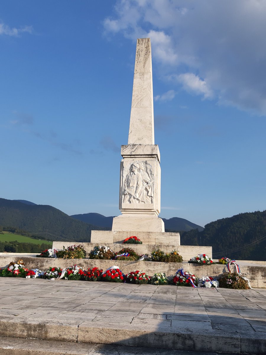 AntonHrubon's tweet photo. "Bude pokoj a mier," povedali si príslušníci žilinskej a martinskej posádky spolu s francúzskymi partizánmi a v Strečianskej tiesňave začali rokovať s nemeckou delegáciou vedenou plk. von Ohlenom a Junckom. Puškami, guľometmi, protitankovými kanónmi a ľahkými tankami. #snp #morho https://t.co/3kB4AX4v1U