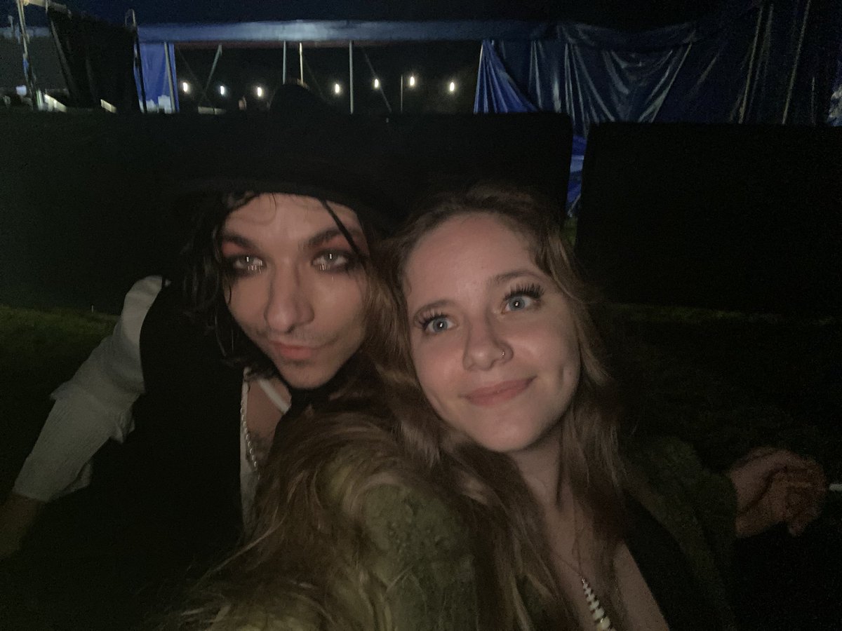 i have the worst luck. but finally 😎 very kind of him to come out and take photos. hope leeds goes well have fun everyone who is there  :)))