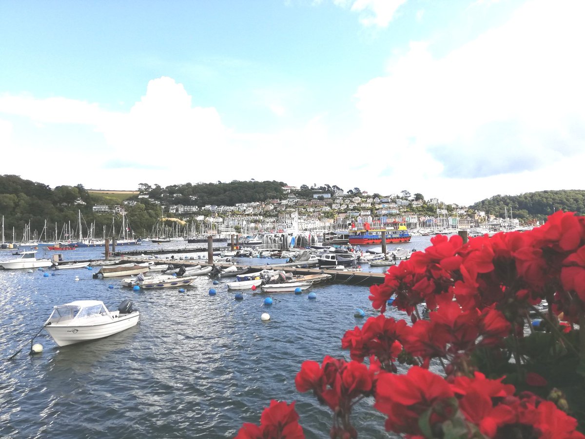 suethegnu's tweet photo. Completely forgot it was #DartmouthRegatta It was rammed but everyone enjoying themselves (no gin for a driving gnu 😏) https://t.co/60I2kONdJg