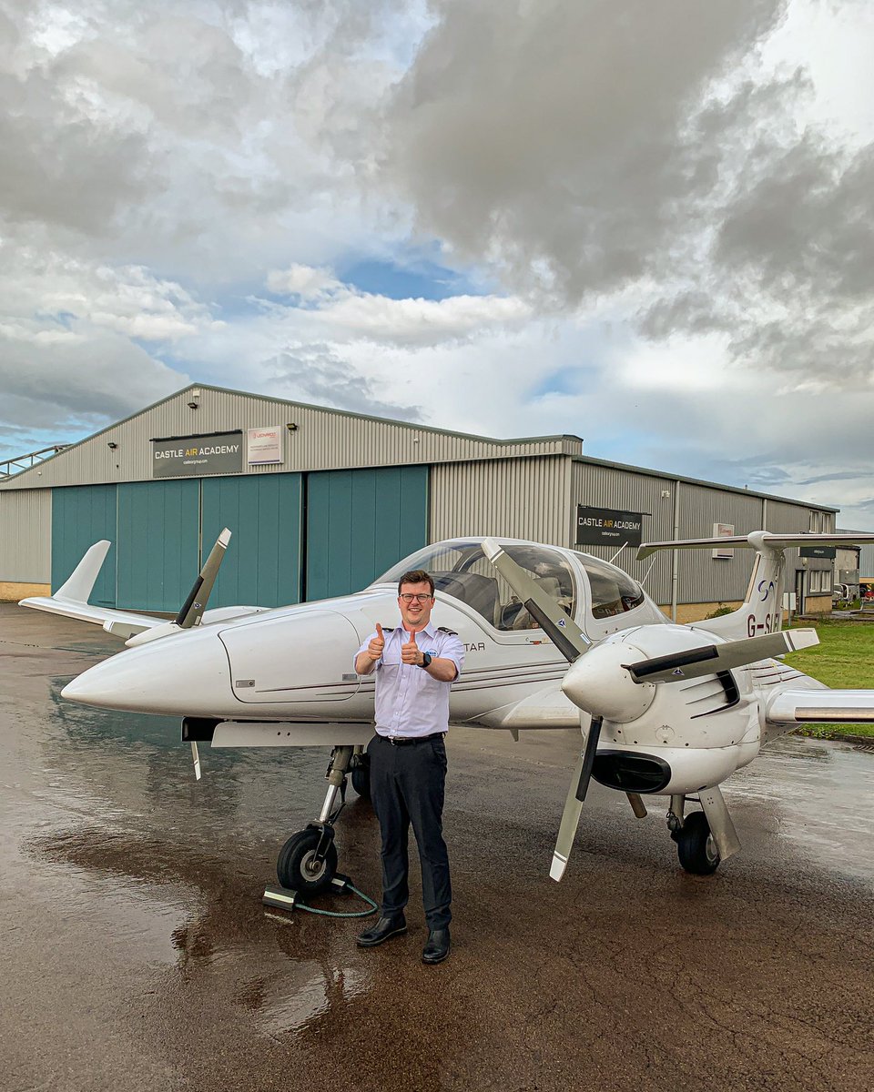___ASW___'s tweet image. Who’s got two thumbs and a Commercial Pilots Licence?

This guy.