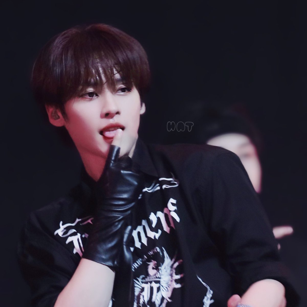 thinkabtminho's tweet photo. lee know being the dancing gem he is — a thread https://t.co/cw2O6vPdhU